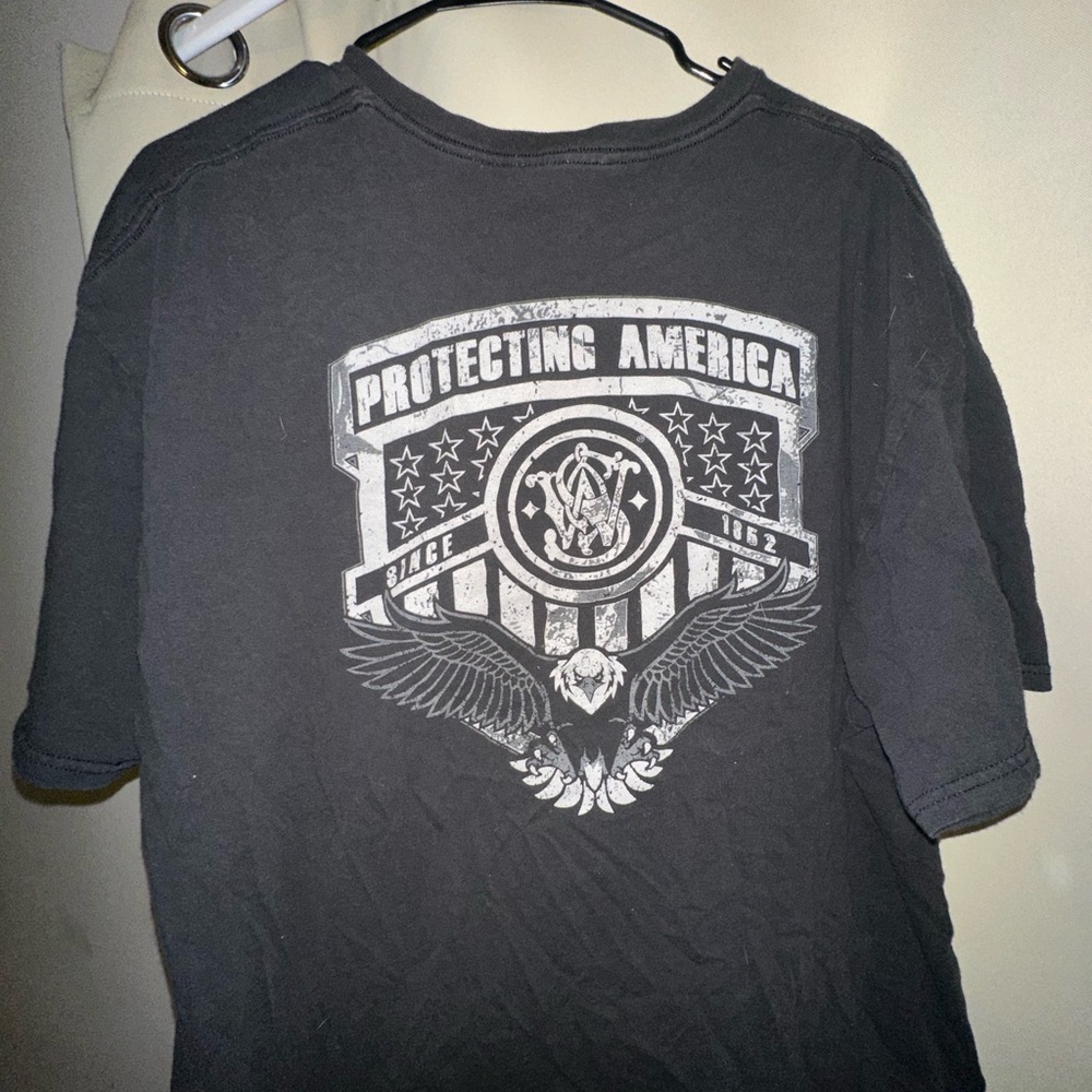 Smith & Wesson short sleeve t-shirt with a patriotic eagle mens size XXL